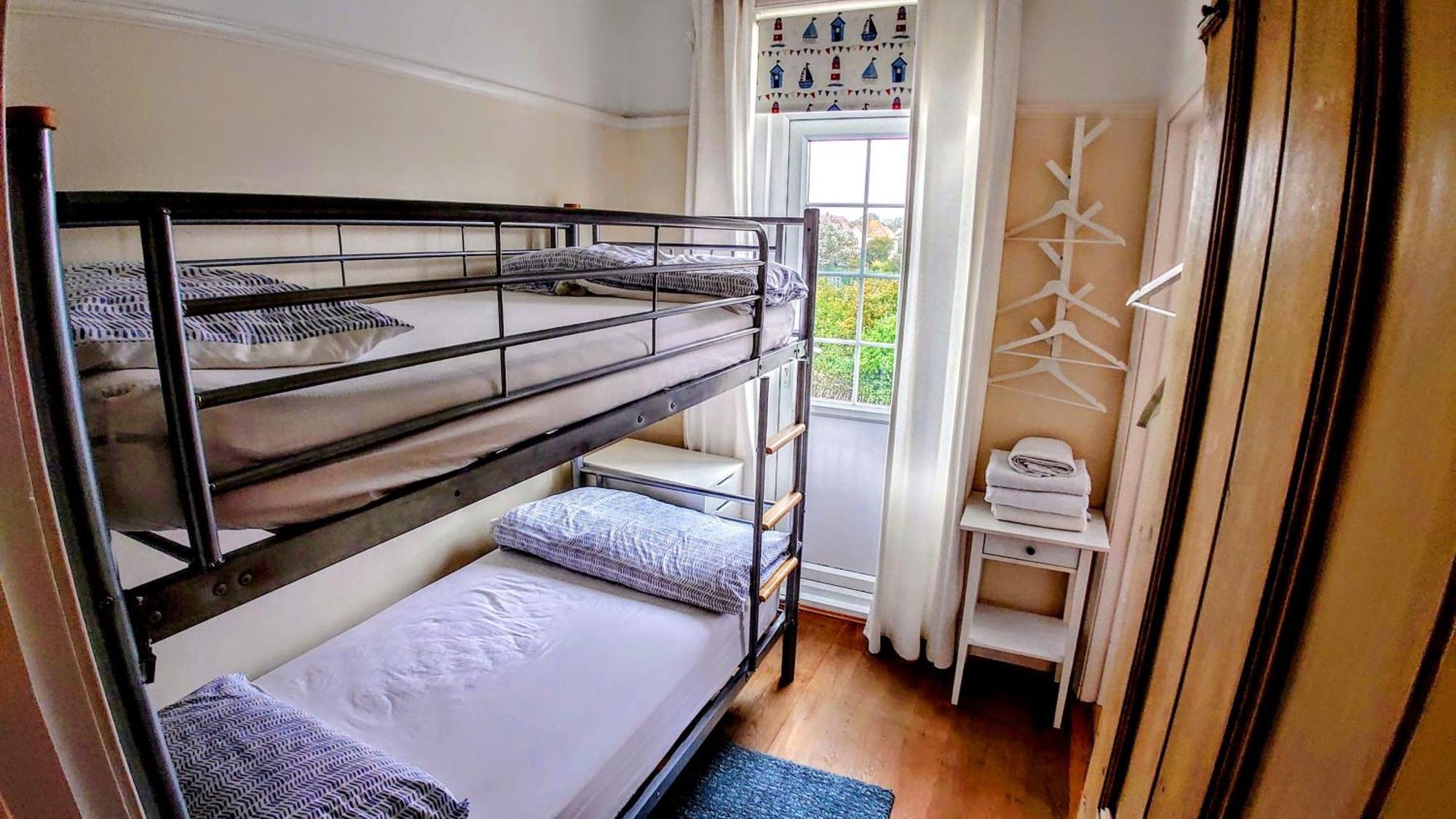 Gorgeous 4-bed House In Sea Views